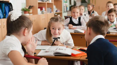 Поздравления с Днем учителя 2025: простые, но трогательные слова и картинки, достойные внимания