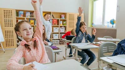 Поздравления с Днем учителя 2025, которые вы точно захотите сохранить - особенные картинки и проза