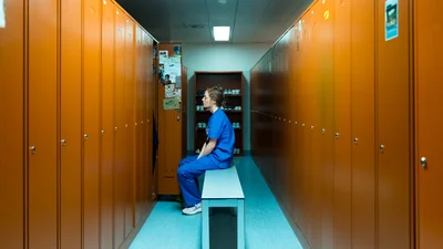 Французские страсти и игра на выживание: 5 незаурядных премьер октября 2025, которые не стоит пропускать