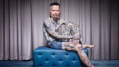 Рога, тату глаз и пирсинг на гениталиях - вот так вычурно выглядит мужчина, который сделал 516 модификаций тела