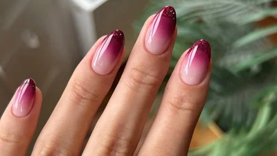 5 идей бордового омбре на ногтях – от нежного до гламурного