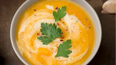 Суперсирний крем-суп, який зігріє в дощову осінню погоду