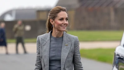 Кейт Миддлтон выгуляла новый костюм - и только посмотри, с чем она его скомбинировала