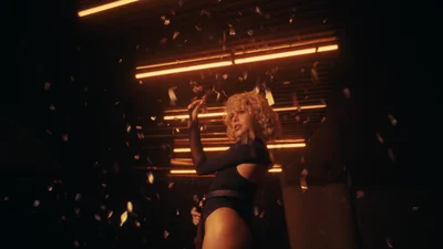 Денсеры Маша Кондратенко и Миша Крупин презентовали эмоциональный трек-манифест об отношениях "Мадам"