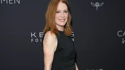 Джулиана Мур ошеломила черным платьем с чувственным разрезом