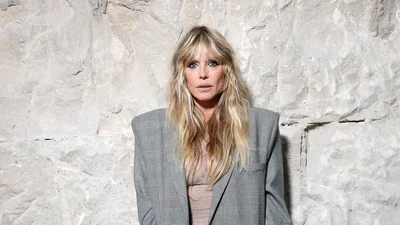 Хайди Клум затмила показ на парижской Неделе моды, появившись в платье с полуобнаженной грудью