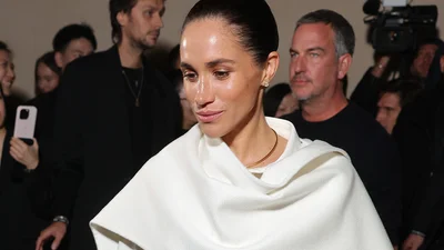 Меган Маркл произвела фурор на Неделе моды в Париже, выбрав образ в трендовом цвете осени