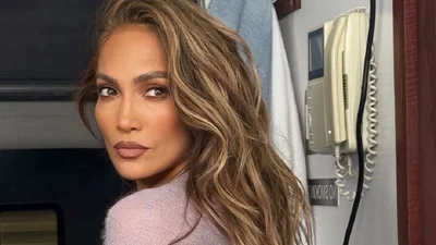 Дженніфер Лопес показала, який колір светра стане хітом осені 2025