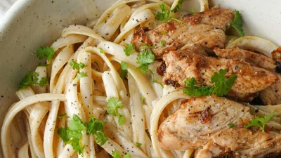 Паста Альфредо з куркою та кукурудзою, яка закохає навіть найпалкіших італійців