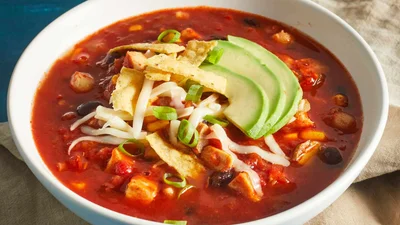 Острый, яркий и невероятно вкусный: этот мексиканский суп разогреет изнутри