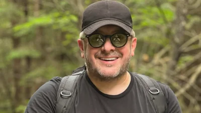 Алексей Суханов выложил неоднозначное фото, на котором целует мужчину - подпись вас удивит еще больше