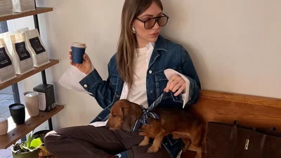 Джинсы этого насыщенного цвета сейчас являются ведущим микротрендом