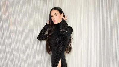 62-летняя Деми Мур сделала моложавую стрижку, вернув свой культовый образ из фильма "Стриптиз"