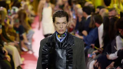 Мілла Йовович у тісних босоніжках та без макіяжу стала сенсацією Тижня моди у Парижі