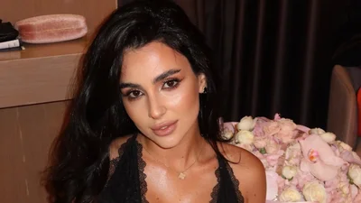 Анна Тринчер впечатляет новыми фото из Дубая на закате: нежность в перемешку с выразительным декольте в сеточку