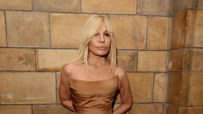 70-летняя Донателла Версаче пришла на светский вечер в помятом платье и с видимым дефектом - а наряд то от кутюр