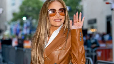 Дженнифер Лопес сменила классическую черную куртку на этот стильный оттенок осени 2025