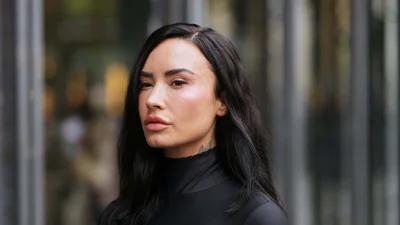 Демі Ловато з’явилась без штанів у Парижі - аутфіт взятий з шафи Б'янки Цензорі