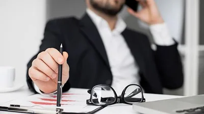 С Днем шефа 2025: открытки, стихи и поздравления, которые понравятся твоему боссу