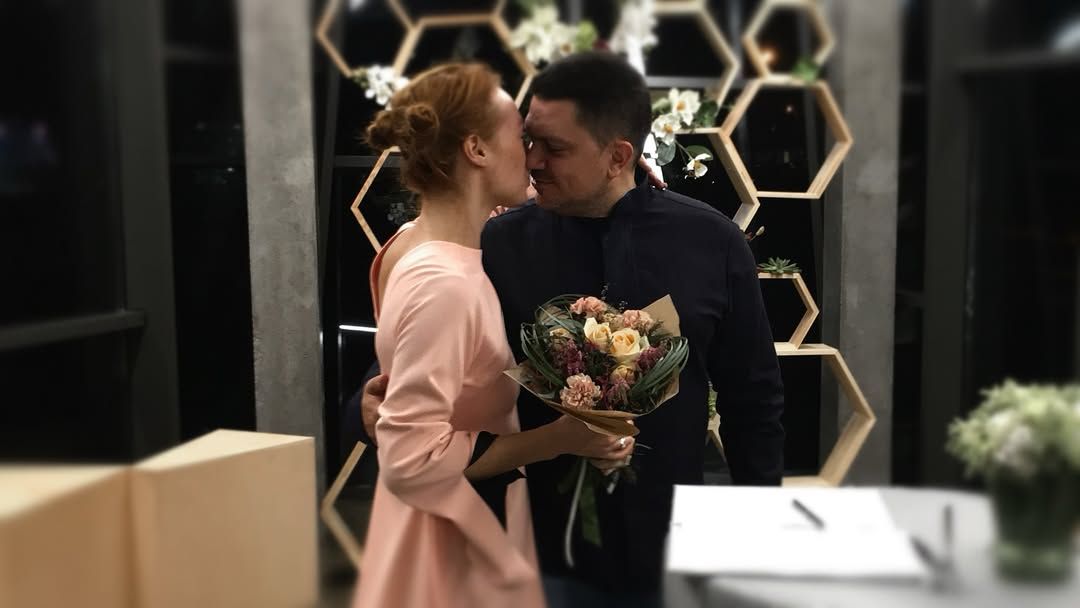 'Официально 9 лет': Светлана Тарабарова в годовщину брака умилила кадрами со свадьбы - фото 776327