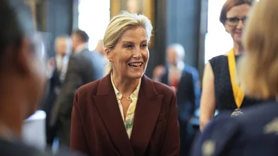 Герцогиня Единбурзька до розкішного бордового образу додала звичайну гумку для волосся