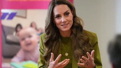 Стиль принцеси: Кейт Міддлтон з’явилася в оливковому костюмі від Вікторії Бекхем, який усі хочуть повторити