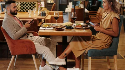 Треть американских зумеров ходят на свидания, чтобы бесплатно поесть