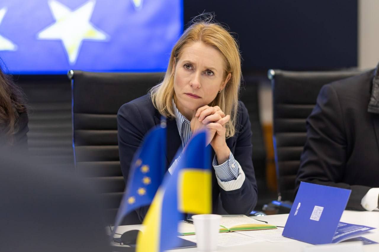 Елена Зеленская поразила элегантным стилем в рубашке цвета оливы - фото 777211