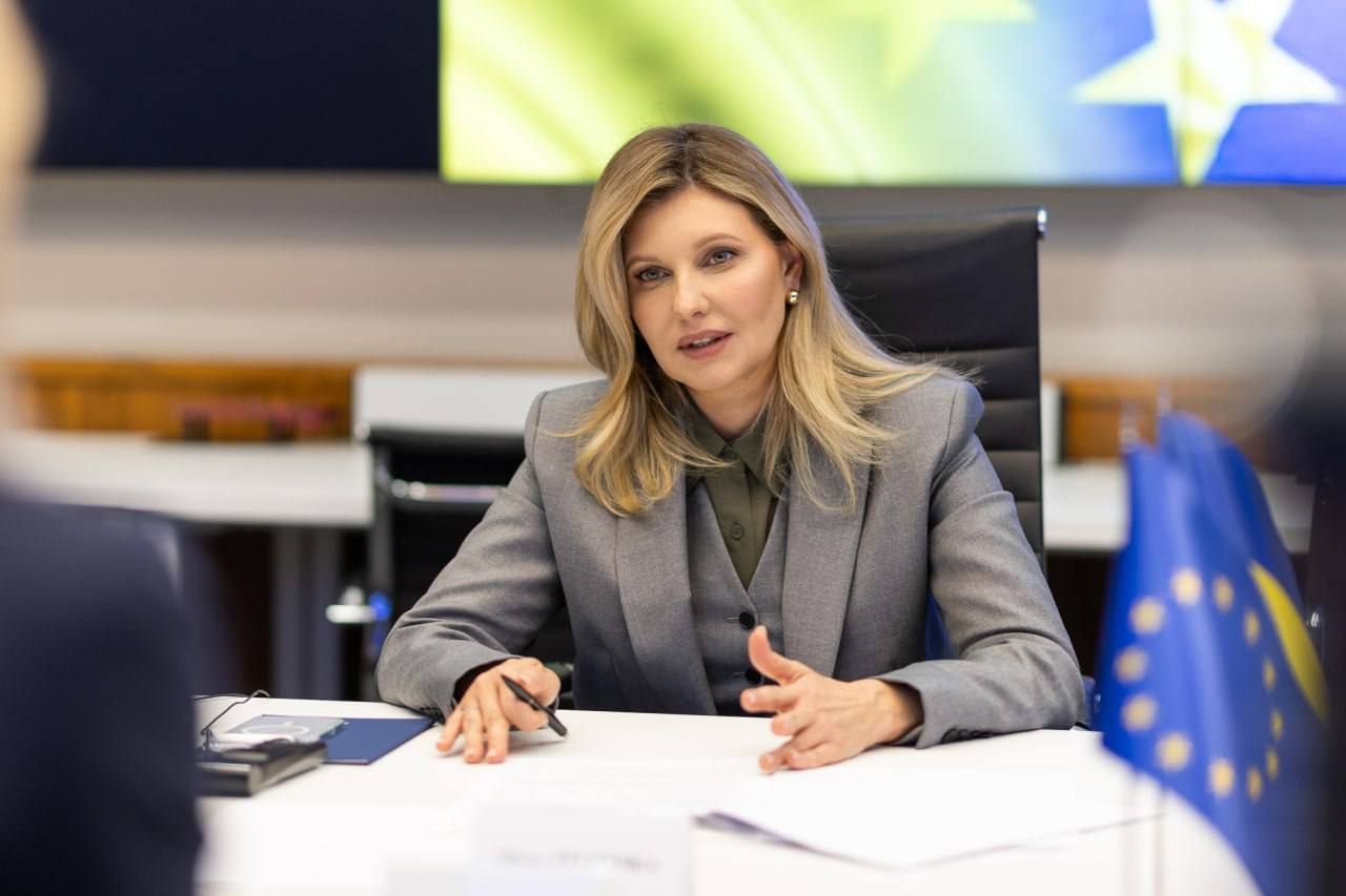Елена Зеленская поразила элегантным стилем в рубашке цвета оливы - фото 777213
