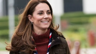 Рудий светр Кейт Міддлтон плюс бронзове мелірування: позачасовий образ на осінь готовий