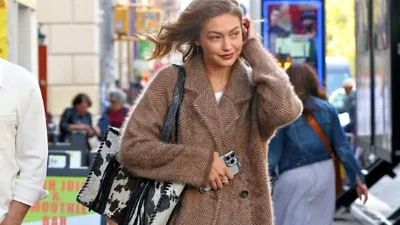 Джиджи Хадид надела пальто самого модного цвета осени 2025, который подходит всем