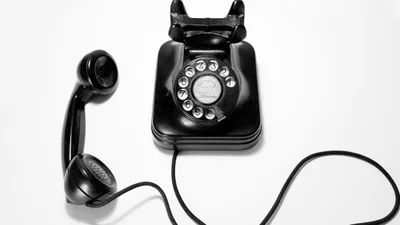 Новый тренд среди молодежи: делают вид, что телефон - стационарный, чтобы меньше в нем залипать