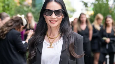 Люсі Лью пропонує новий погляд на широкі джинси: абсолютний тренд осені 2025