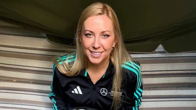 Тоня Матвієнко плаче після репетиції, тому що почула свою покійну маму