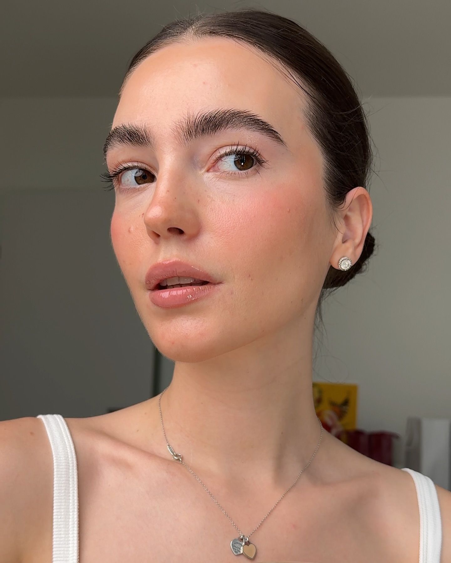 Метод 242 – TikTok-хак, который помогает сделать идеальный макияж за 10 минут - фото 778277