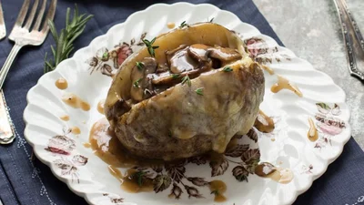 Просто, сытно и вкусно: идеальные картофельные лодочки с грибами и сыром