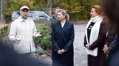 Новые фото Елены Зеленской доказывают: именно этот оттенок пальто - главный хит осени