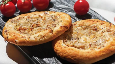 Попробуй раз – и будешь готовить каждую неделю: домашние лепешки на дрожжевом тесте с луком