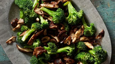 Брокколи еще никогда не были такими аппетитными – попробуй этот салат с грибами