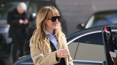 Дженніфер Лоуренс у трендовому тренчі: тільки вона могла так ефектно його стилізувати