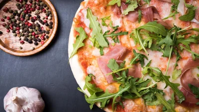 Італійська піца з прошуто – ідеальна закуска для осінніх переглядів кіно