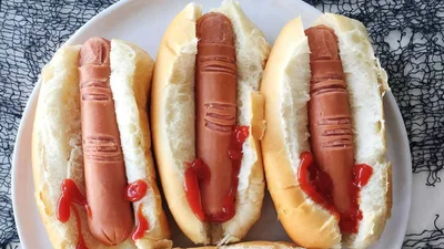 "Криваві пальці" з сосисок на Геловін – моторошна закуска за 10 хвилин