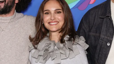 Наталі Портман у джинсовій міні-спідниці: як стильно показати ніжки