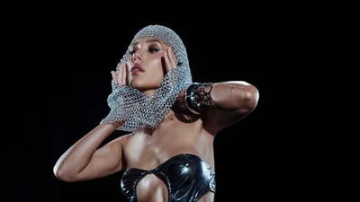 Даша Квіткова блиснула напівоголеним тілом у вбранні з кольчугою - кидає в жар від цих мокрих фото