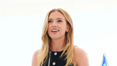 Омолоджує, підкреслює риси та не потребує укладки - всі обговорюють новий XL-чубчик Скарлетт Йоханссон