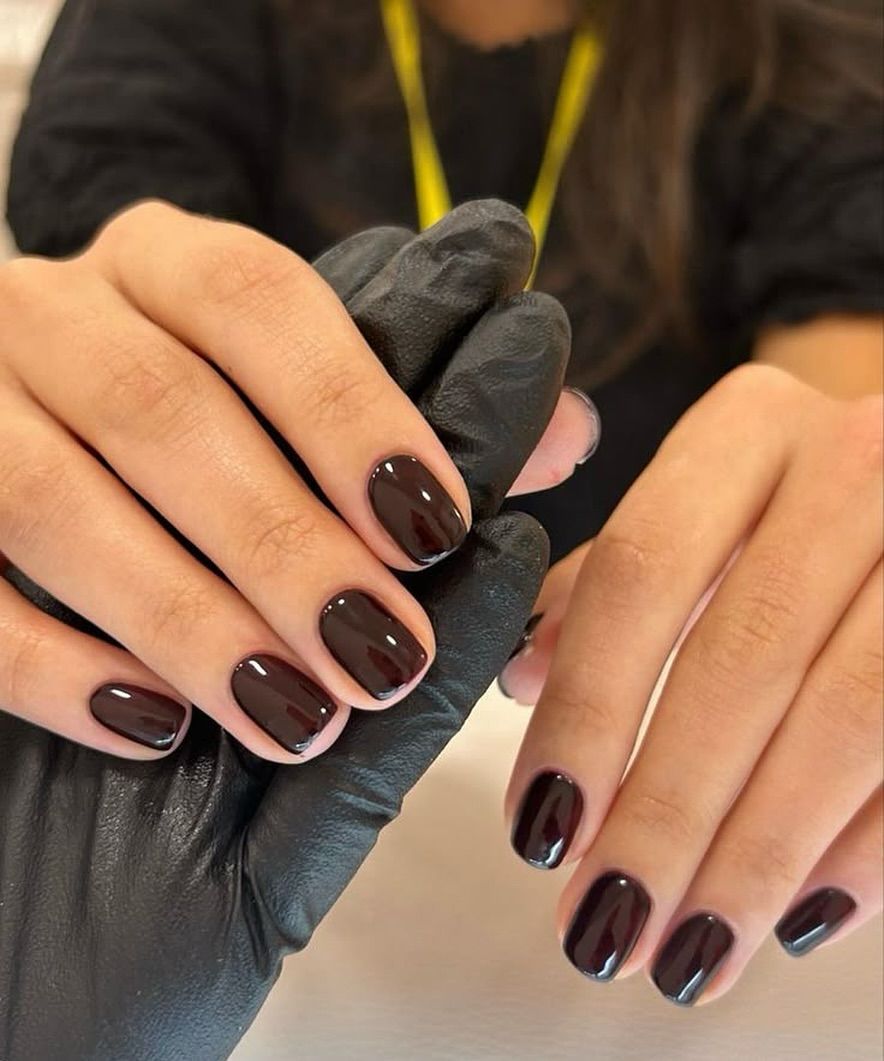Лиственный маникюр - новая одержимость beauty-девушек осенью 2025 года - фото 780064