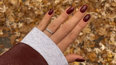 Листяний манікюр - нова одержимість beauty-дівчат восени 2025