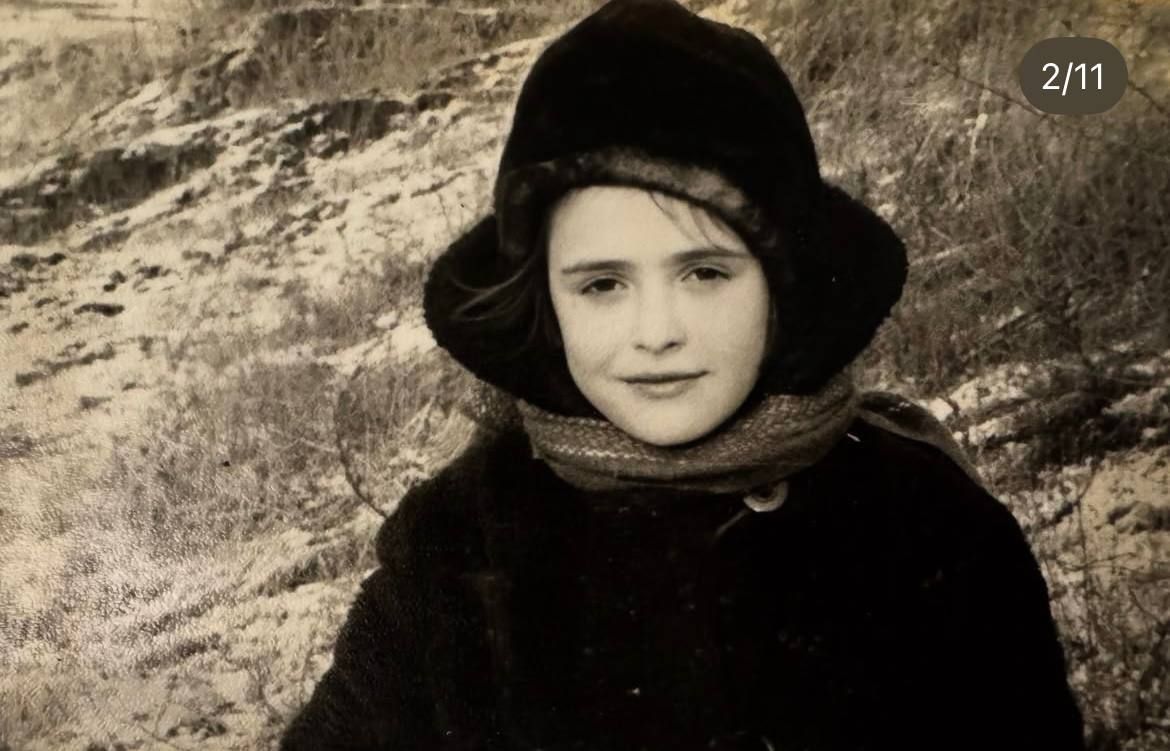 Огромные очки и смешная одежда: Сумская впервые обнародовала эксклюзивные фото из детства - фото 780153