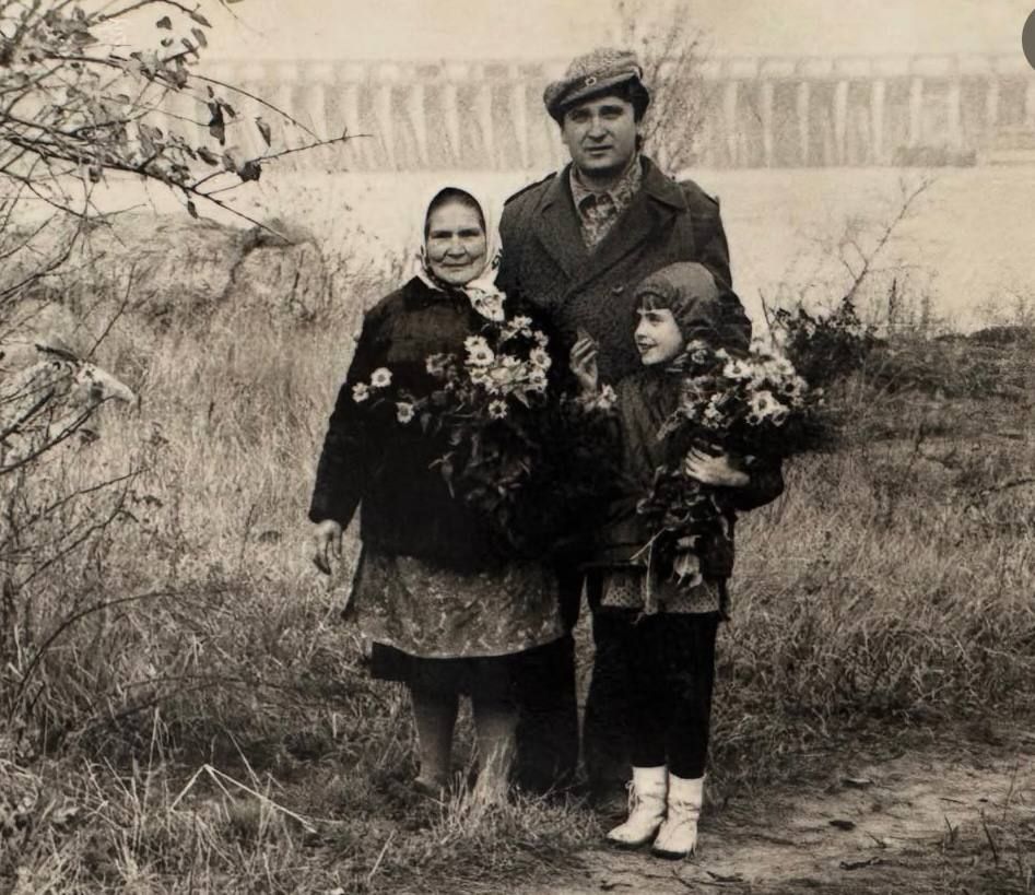 Огромные очки и смешная одежда: Сумская впервые обнародовала эксклюзивные фото из детства - фото 780154