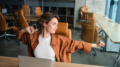 Сидіння шкодить твоєму здоров'ю: як додати більше руху в життя